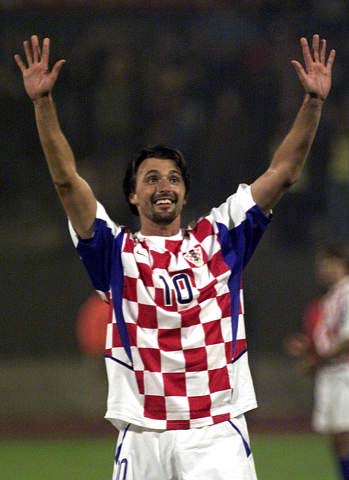 表达崇高敬意，重庆铜梁龙向李章洙赠送冲超纪念球衣（重庆铜梁龙致敬李章洙，赠送冲超纪念球衣）