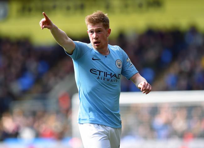 媒体人：不解老弗爷为何这么能忍维尼修斯，他对C罗都没这样（媒体人质疑：弗洛伦蒂诺为何对维尼修斯格外宽容，连对C罗都未如此）